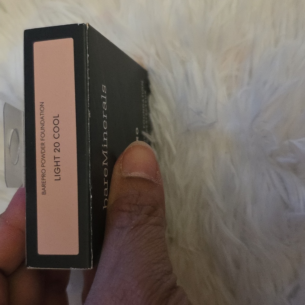 NWT bareMinerals BAREPRO Performance Wear Powder Foundation - Cream - Picture 5 of 7